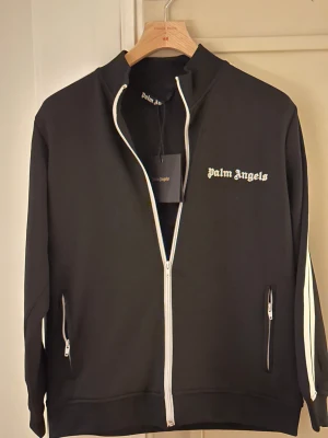 Palm angels tröja  - En svart Palm angels tröja som är helt oanvänd, den är i nytt skick och säljer den eftersom att den tar onödig plats i garderoben.  
