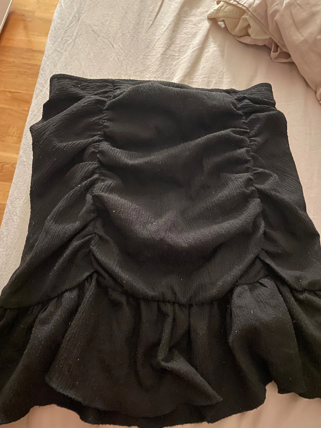 Svart kortkjol med volang - 1