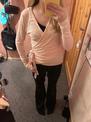 rosa omlottkofta  - Säljer en ljusrosa omlottkofta från lager 157 i storlek XS. Koftan har långa ärmar och knytband i midjan som ger en snygg passform. Materialet är mjukt och tunt, perfekt för lager-på-lager. Enkel och stilren design som är lätt att matcha med olika outfits. Säljer pga att den inte används! Skulle säga att den är som i nyskick då den aldrig är använd! Skriv gärna om du undrar något.💞