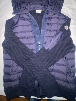 Moncler cardigan  - Fräsch mörkblå moncler cardigan i nästan nyskick, endast använd 1-2 gånger. Storlek M. Pris kan diskuteras🙌