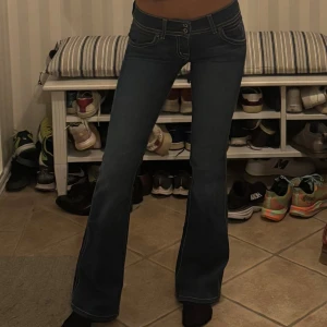 Lågmidjade Bootcut jeans  - Snygga blå lågmidjade bootcut jeans från Hudson . Jeansen är som nya då de knappt är använda. Nypris är runt 2000kr. Storlek 26 i midjan.