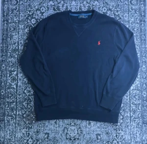Mörkblå tröja från Polo Ralph Lauren - Snygg mörkblå tröja I Ralph Lauren I M. Bra skick, har inget kvitto eller liknande därav det lägre priset. hör gärna av dig vid frågor!