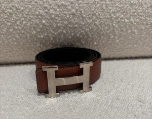H- bälte  - Ett riktigt snyggt H-bälte med färgen brun. Stiligt och fräscht, har aldrig använt det och finns inga tecken på användning. Kom dm för frågor🧐, pris kan diskuterats. 