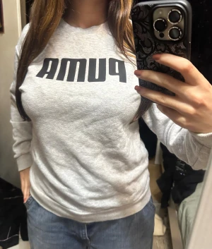 Grå Puma tröja - Grå långärmad puma tröja som använts 1-3 ggr :)