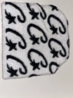 Fluffy cortez mössa - Säljer en svart skinnjacka med klassisk bikerstil. Jackan har dragkedja framtill, flera fickor med dragkedjor och en snygg krage. Perfekt för dig som vill ha en edgy look och gillar tidlösa plagg.