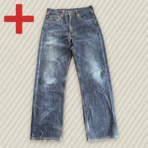 Levi's 512 Jeans - Ett par straight Levi's 512! Riktigt fint skick. Storlek på taggen: 31/34 (se mått nedan). Skriv om du har frågor!  Mått: Storlek på tag – 31/34, Midja – 38.5 cm, Lår – 31 cm, Innersöm – 80 cm, Längd – 105 cm, Benöppning – 22.5 cm