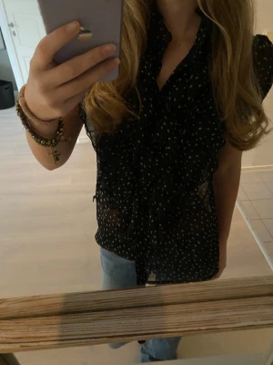 Blus från salt - Jätte söt blus med prickar köpt från salt i storlek xs! 💕