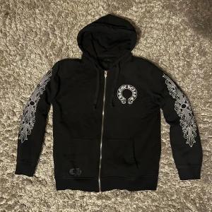 Chrome Hearts - Svart hoodie från Chrome Hearts. Storlek S, Nästintill oanvänd. Tveka inte o skriva om du undrar något!