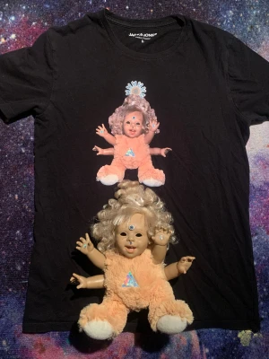 Svart t-shirt med unik dock-tryck Jack & Jones - Svart t-shirt från Jack & Jones i storlek L som jag har gjort ett tryck på för hand som är ett konstverk som jag skapat :) själva konstverket finns också ute till salu! 