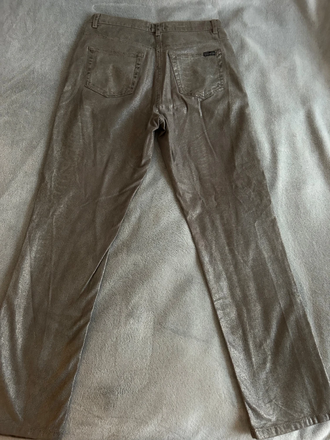 Grå skimriga jeans med ormskinnsmönster från Laura Kent - 2