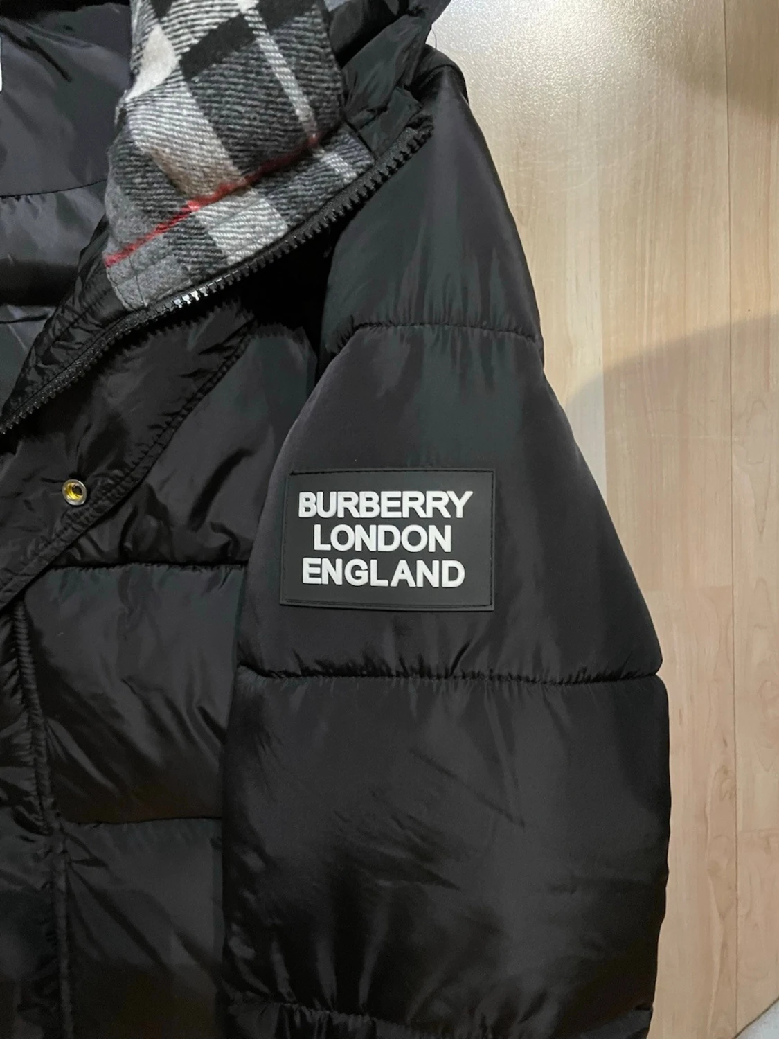 Svart Burberry pufferjacka med huva - 1