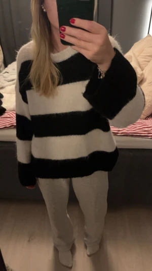 Svartvit stickad tröja - Svartvit stickad tröja från noisy may i storlek S, använd fåtal gånger.