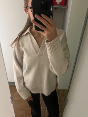 Beige stickad tröja  - En söt beige stickad tröja med v-ringning, knappt använd🩷