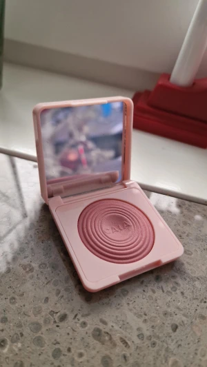 Caia Glow Blush - Raspberry Passion - Fast pris, inga bud, snälla 🌸 Jag kan ofta fixa fri frakt men kontakta mig innan köp. Caia Glow Blush - Raspberry Passion. Jag fick den idag och testade en gång. 