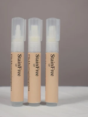 Fläckborttagningspenna 3-Pack - Smidig fläckborttagningspenna i 3-pack från StainFree UF. Perfekt när du råkar spilla på kläderna i skolan, på jobbet eller när du är ute. Pennorna är små, lätta att ta med i väskan eller fickan och enkla att använda direkt på fläcken.  Ett smart val för dig som vill hålla kläderna fräscha hela dagen – och även perfekt som present.  Pennan som tar bort dina misstag. ✨