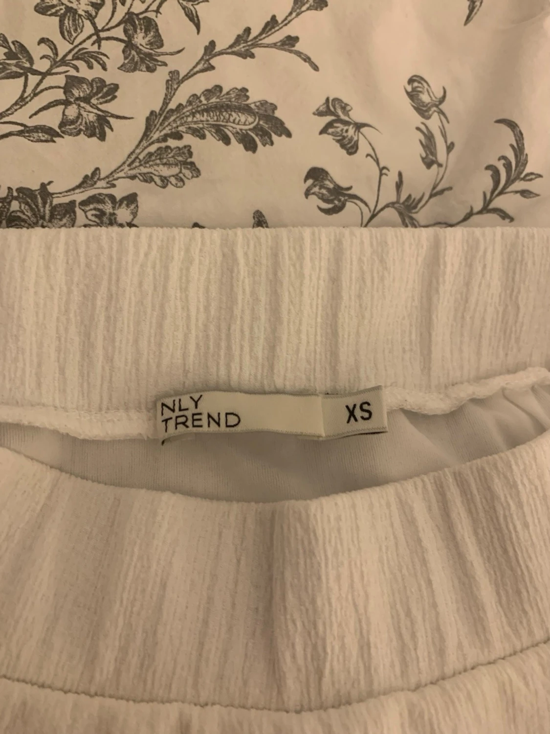 Vit volangkjol från nelly - 2