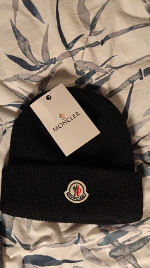Svart mössa | Helt ny - Säljer en helt ny svart mössa med tag kvar. Säljes då den inte används. 