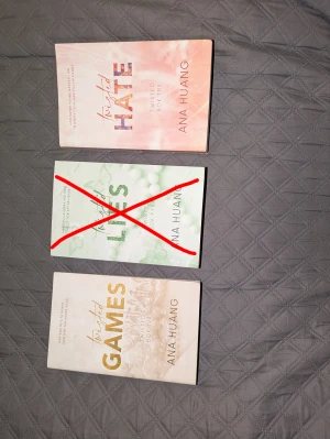 Twisted Serien 2,3,4 - Säljer twisted serien av Ana Huang, böckerna är som nya, väldigt lite vikta i kanten annars så gott som ny! Böckerna läses på Svenska! Går att köpa styckvis!