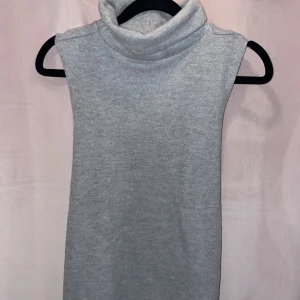 Zara linne - Snyggt zara linne med krage och knyt där bak. Säljer eftersom den inte kommer till användning.  Köptes för 199kr säljer för 125kr.