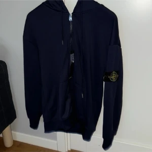 Mörkblå Hoodie från Stone Island - Snygg hoodie som är ifrån Stone Island som jag säljer eftersom att den inte passade mig så bra, storlek M