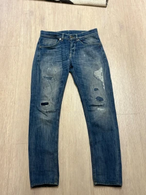 Dondup jeans  - Modell| Geroge| skick 9/10 mycket fint| Storlek 30| Dessa jeans med otroligt shyssta slitningar passar bra med allt, hör av er vid mer frågor eller för mer bilder!