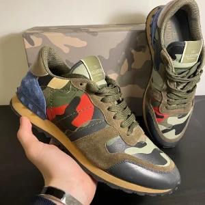 Valentino Rockrunner  - Valentina smekers, lådan är sönder så den kommer tyvärr inte med