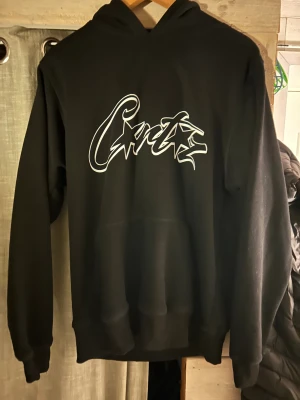 Corteiz Hoodie - Fet corteiz hoodie använda 1-2 gånger, perfekt skick! Storlek M