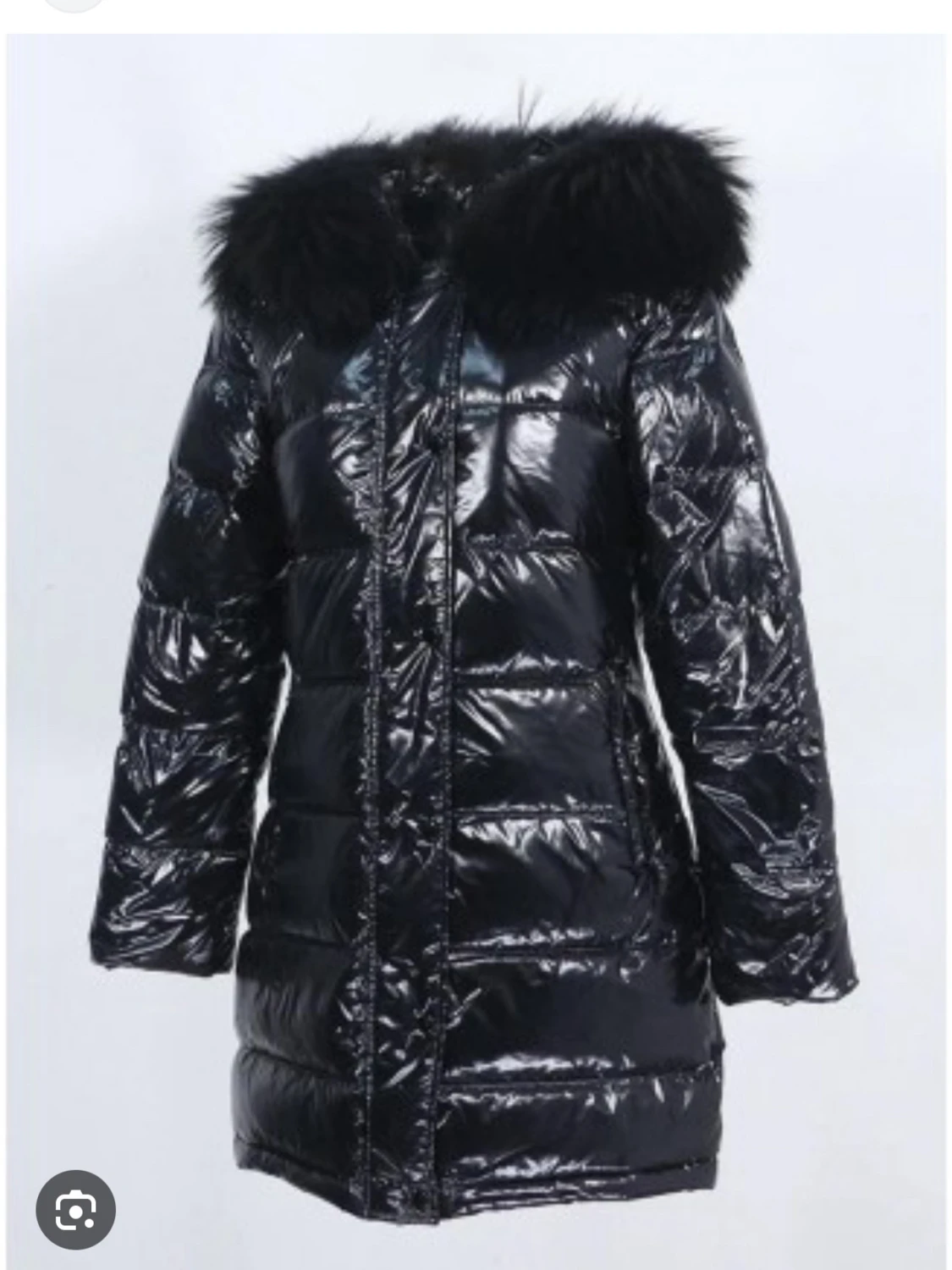 Svart glansig pufferjacka med päls