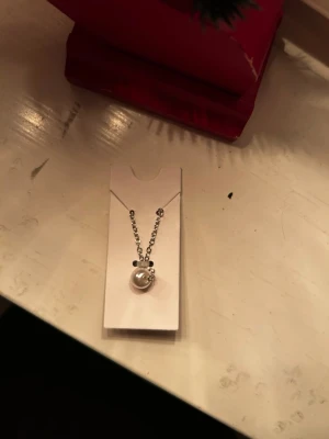 silvrigt pärlhalsband  - Säljer ett silverfärgat halsband med en fin liten pärla.