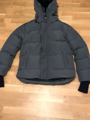 Grå canada goose black label - OBS! Pris kan diskuteras till ett rimligt pris! Säljer min mörkgråa canada goose pågrund av att den inte passar mig. Den har aldrig använts bara testats en gång. Jackan är mörkgrå och har ett svart canada goose märke. Lapparna sitter kvar. Önskas det mer bilder så är det bara och skriva. Storlek XL men passar M och L