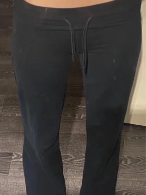 Lågmidjade mjukisbyxor - Supersköna, snygga och populära mjukisbyxor som är lågmidjade. De är knappt använda och nyskick. Köpta från lager157 för 200kr💙De är marinblå/mörkblåa (dark blue). Storlek XS (passar mig perfekt som oftast har S).  Säljs nu pga de aldrig använda längre.   Jag är öppen för bud:)  PS! Min spegel är lite smutsig tyvärr:(  Vid mer info, hör gärna av dig🫶🏼🫶🏼