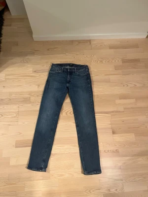 Jack & Jones slim jeans W30 L34 - Säljer mina Jack & Jones jeans som är i ett riktigt bra skick (9,5/10) storleken är W30 L34