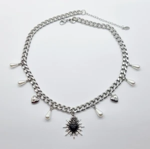 Stilfullt handgjort halsband  - Stilfullt halsband med hjärta och pärlor.  Inspirerad av WOS.Kedjetjocklek-7mm . Material-rostfritt stål 