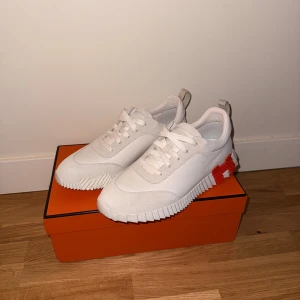 Bouncing Sneakers Leather (43) - Säljer mitt andra par, köpta samtidigt men är som sagt för små för mig. Utöver det riktigt sköna skor och kommer köpa 44or nästa gång! Storlek 43