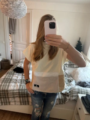 Cool adidas tröja  - Jag säljer denna tröja som har en trendig look som är perfekt till alla tillfällen. Den är helt ny prislapp på, pris kan diskuteras 