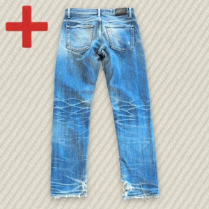 Archive Selvedge Jeans  - Ett par galet feta Slim-straight vintage Selvedge Jeans från märket Satoria. Storlek på taggen: 30 (se mått nedan). Fint skick, har blivit lagade vid båda benöppningarna. Skriv om du har frågor! Har mindre fläckar som inte är särskilt synliga.  Mått: Storlek på tag – 30, Midja – 39 cm, Lår – 28 cm, Innersöm – 78.5 cm, Längd – 99 cm, Benöppning – 18 cm