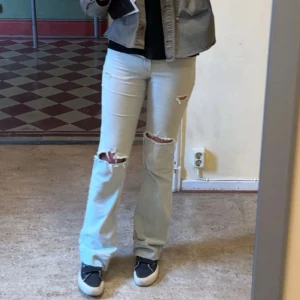 Ljusblå jeans med hål - Skitsnygga jeans med hål o slitningar, har sytt till extra tyg längst ner för att förlänga då de var korta. Jättesnygga!!! Inga defekter 🩷🩷