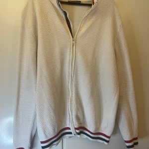 Felix Hardy cardigan/kofta - Vit/Bone white Felix Hardy cardigan/kofta. Storlek Xl i oanvänt skick.