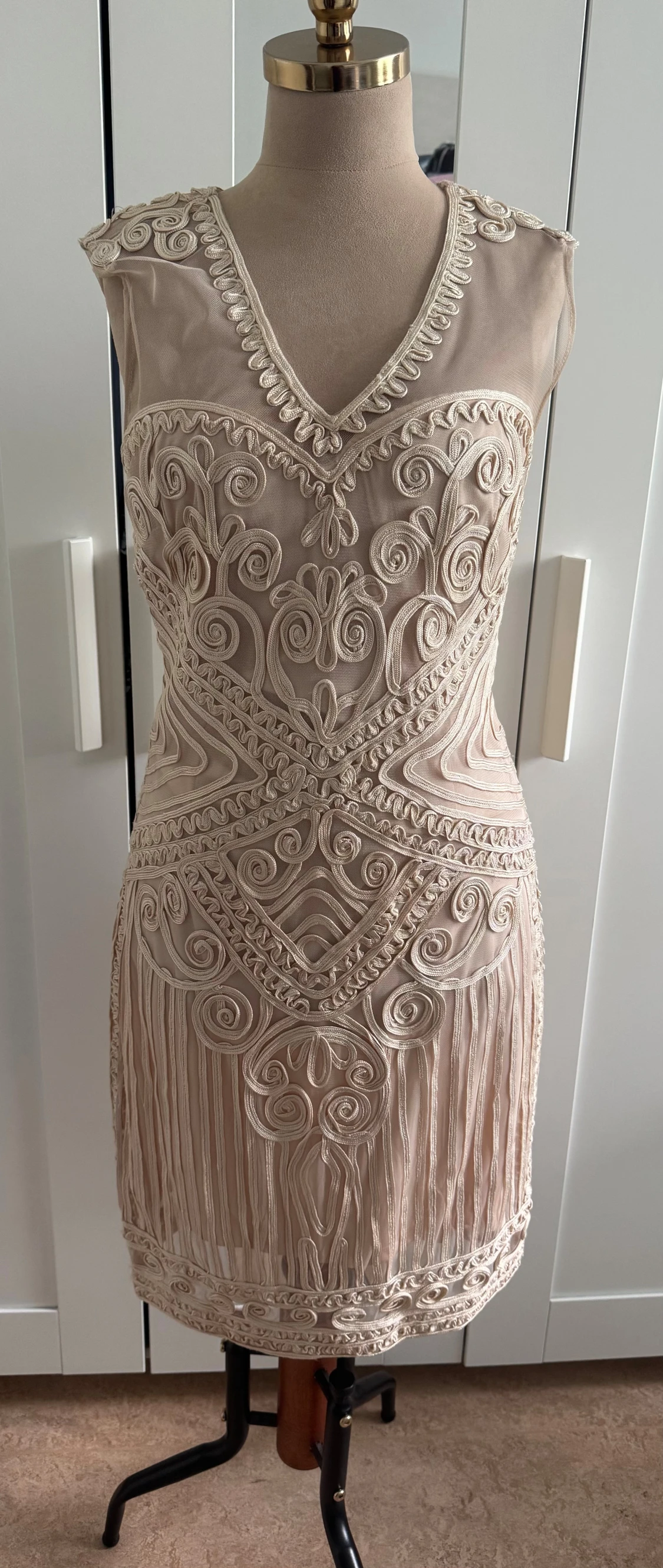 Beige kort klänning från JS Collections