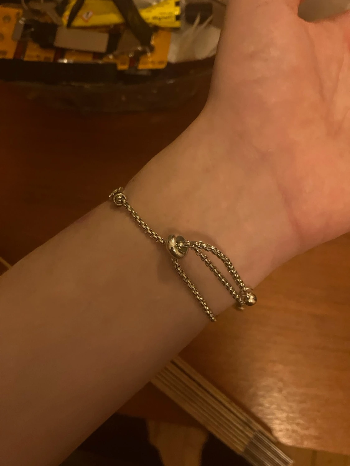 Silverfärgad klocka med hjärtformad urtavla - 1