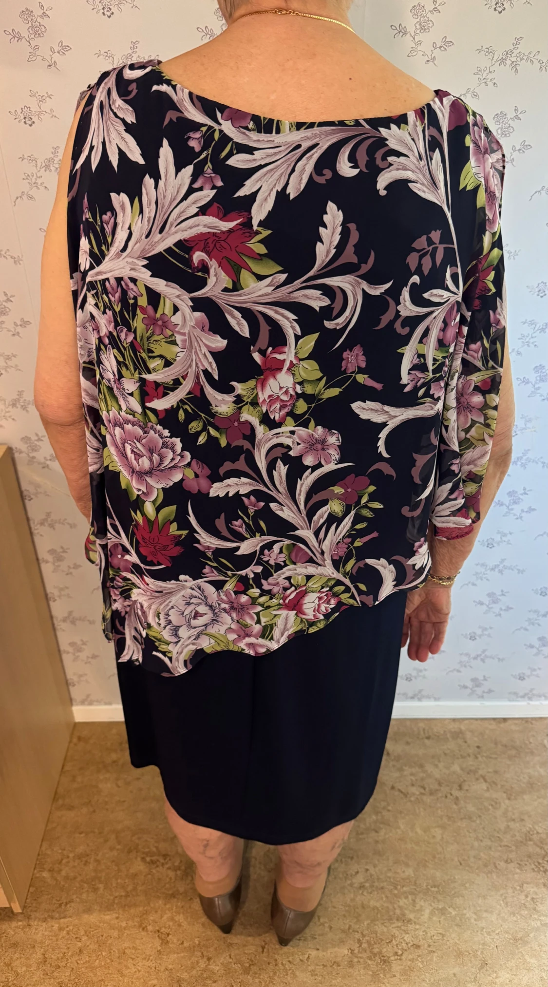 Blommig långklänning från Laura Plus - 1