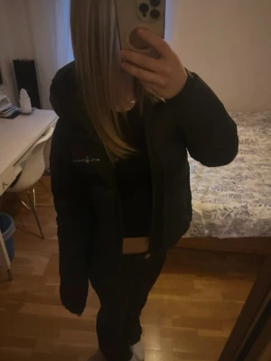 Mörkblå sail racing jacka  - Säljer nu min mörkblåa sail racing jacka då den inte kommer till användning, mycket bra skick inte använd så mycket, vid fler frågor eller funderingar är de bara att höra av sig!💗