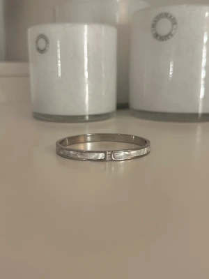 Silver armband  - Hårt silver armband, knappt använd💕