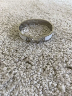 H armband  - H armband som knappast är använt pris kan diskuteras skriv för mer frågor 