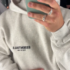 Essentials hoodie - Som ny sitter som s/m köpt på southsoles i emporia för 2000