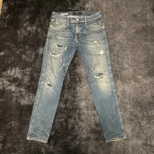 Replay jeans - Replay jeans med slitningar, det är i storlek 30/30. Vid någon fundering är det bara att skicka ett pm