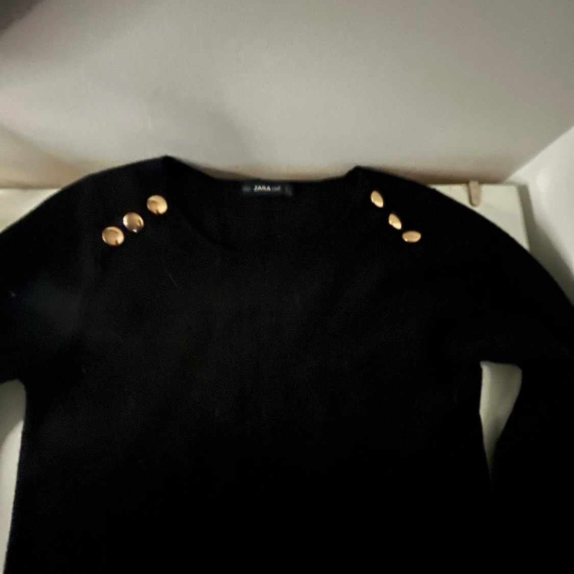 Svart stickad tröja med guldknappar Zara