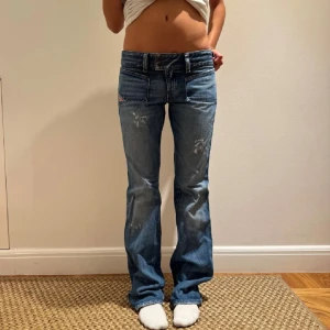 Diesel jeans - Så najs och populära jeans från diesel! Perfekta bas-jeansen att ha i garderoben. Superbra skick!! Ej mina bilder men exakt dessa som jag köpt!😍😍