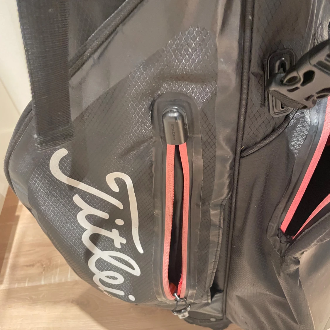 Svart golfbag från Titleist med röda detaljer - 4