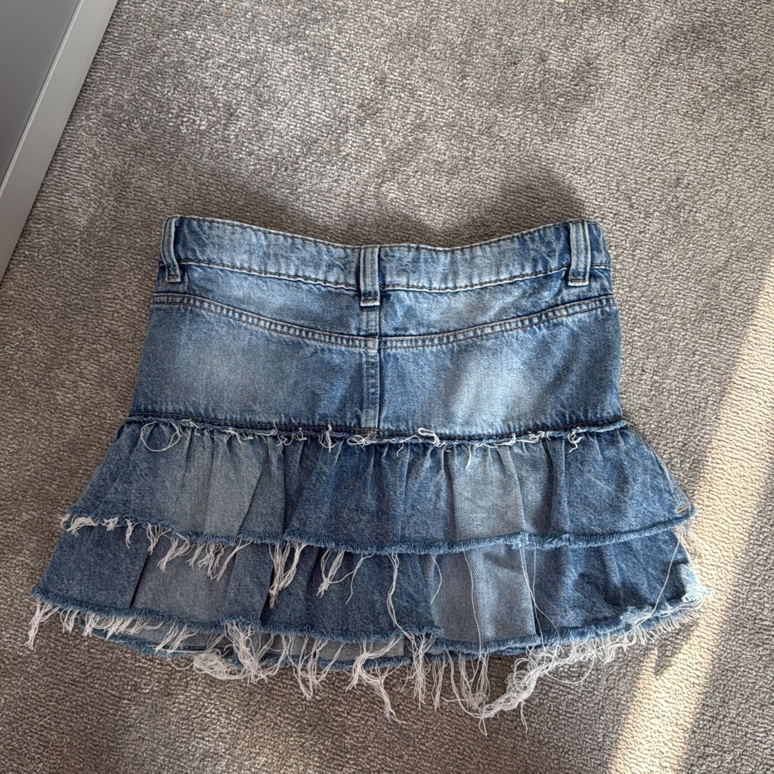 Blå jeanskjol med volanger från Gina Tricot - 1